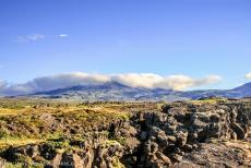 Nationaal Park Thingvellir - Nationaal Park Thingvellir:   Een van de breuklijnen in de gestolde lavavelden van Thingvellir. De lavavelden hebben verschillende vormen. Op...