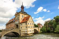De stad Bamberg - De stad Bamberg: Het gedeelte met vakwerk van het Oude Raadhuis van Bamberg lijkt boven de rivier de Regnitz te zweven, door een...