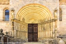De stad Bamberg - De stad Bamberg: Het romaans-gotische hoofdportaal van de Bamberger Dom is verfraaid met beelden van profeten, apostelen en een...