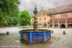 Kloostercomplex Maulbronn - Kloostercomplex Maulbronn: De bron op de binnenplaats, achter de bron ligt het Paradijs. Het Paradijs is de voorhal van de lekenkerk van...