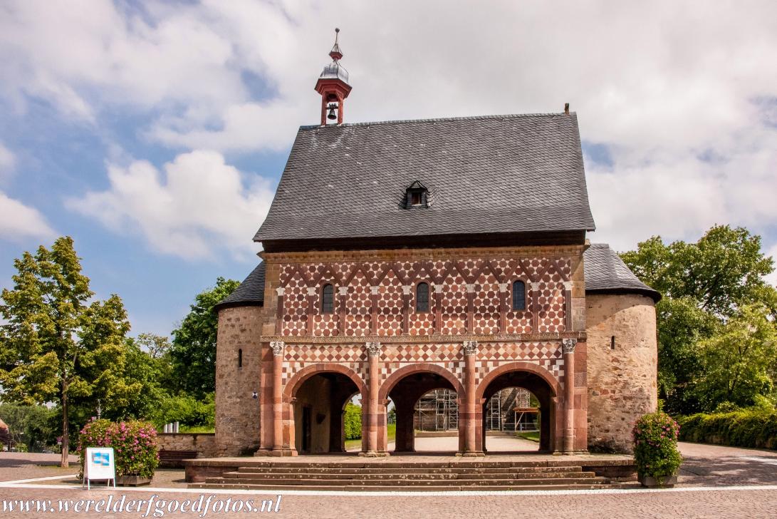 Abdij van Lorsch - De Torhalle of Königshalle van de Abdij van Lorsch. De abdij werd gesticht in 764 AD en stond onder de persoonlijke protectie... Abdij van Lorsch - De Torhalle of Königshalle van de Abdij van Lorsch. De abdij werd gesticht in 764 AD en stond onder de persoonlijke protectie...