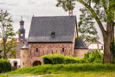 Abdij van Lorsch - Abdij van Lorsch: De Torhalle of Königshalle gezien vanuit de kruidentuin, de Torhalle werd in de 9de eeuw gebouwd door Ludwig II de Duitser,...