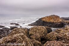 Giant's Causeway en Causeway kust - Giant's Causeway en Causeway kust: De zeshoekige basaltzuilen van de Middle Causeway. De Giant's Causeway bestaat...