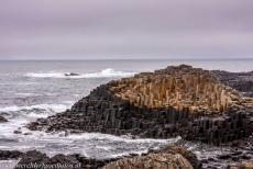 Giant's Causeway en Causeway kust - Giant's Causeway en Causeway kust: De Middle Causeway. De zeshoekige basaltzuilen van de Giant's Causeway zijn niet uniek....