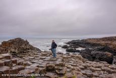 Giant's Causeway en Causeway kust - Giant's Causeway en Causeway kust: Op de Grand Causeway staan waarschuwingstekens, het is echter wel toegestaan om op de basaltzuilen te...