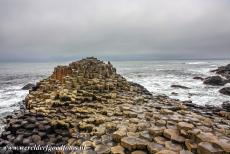 Giant's Causeway en Causeway kust - Giant's Causeway en Causeway Coast: De zeshoekige basaltzuilen van de Middle Causeway. De basaltzuilen van de Giant's Causeway verdwijnen...