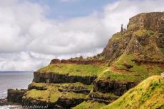 Giant's Causeway en Causeway kust - Bij de Giant's Causeway aan de Causeway Coast staan de 'Chimney Tops', ook 'Chimney Stacks' genoemd, een...