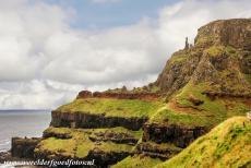 Giant's Causeway en Causeway kust - Bij de Giant's Causeway aan de Causeway Coast staan de 'Chimney Tops', ook 'Chimney Stacks' genoemd, een...