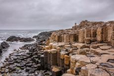 Giant's Causeway en Causeway kust - Giant's Causeway en Causeway kust: De toppen van de zeshoekige basaltzuilen van de Giant's Causeway zien er van bovenaf uit als...