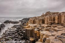 Giant's Causeway en Causeway kust - Giant's Causeway en Causeway kust: De zeshoekige basaltzuilen van de Giant's Causeway zien er van boven uit als stapstenen. De...