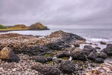 Giant's Causeway en Causeway kust - Giant's Causeway en Causeway Coast: Een klein deel van de Giant's Causeway. Achter de Giant's Causeway liggen Aird's Snout,...