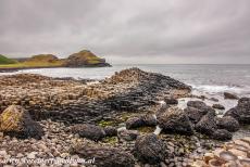 Giant's Causeway en Causeway kust - Giant's Causeway en Causeway Coast: Een klein deel van de Giant's Causeway. Achter de Giant's Causeway liggen Aird's Snout,...