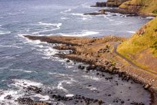 Giant's Causeway en Causeway kust - Giant's Causeway en Causeway Coast: Uitzicht op de Giant's Causeway vanaf de Red Trail, een hiking trail over de klippen van de...