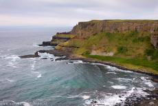 Giant's Causeway en Causeway kust - Giant's Causeway en Causeway kust: Het 'Amphitheatre' uitkijkpunt biedt een prachtig uitzicht op de woeste Atlantische Oceaan en...