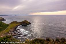 Giant's Causeway en Causeway kust - Giant's Causeway en Causeway kust: Port Granny tijdens een zonsondergang, gezien vanaf de wandelroute op de klippen van de...