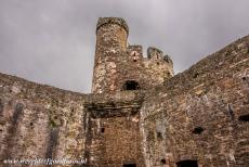 Kastelen van koning Edward in Gwynedd - De kastelen en stadsmuren van King Edward in Gwynedd: Een van de torens van kasteel Conwy. Het kasteel was een imponerende vesting, aan...