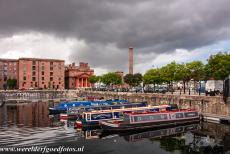 Liverpool - maritieme handelsstad - Liverpool - maritieme handelsstad: In het midden van het Albert Dock staat de schoorsteen van het Pump House, op de voorgrond liggen een paar...