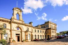 Saltaire, a Victorian model village - Saltaire: The Head Office of Salts&nbsp;Mill on Victoria Road was built in the Italianate style, a popular architectural style in the 19th...