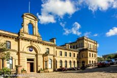 Saltaire, een Victoriaans modeldorp - Saltaire: Het kantoor van de Salts Mill aan Victoria Road werd gebouwd in de Italianiserende stijl, een populaire bouwstijl in de 19de eeuw....