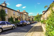 Saltaire, een Victoriaans modeldorp - Een straat in Saltaire, op de achtergrond de kerktoren van de Saltaire United Reformed Church. De huizen van Saltaire werden voorzien van...