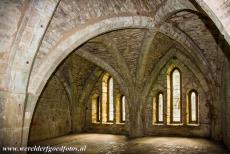 Studley Park - Fountains Abbey - Studley Royal Park en de ruïnes van Fountains Abbey: De archiefkamer van Fountains Abbey ligt boven het calefactorium, een verwarmde...