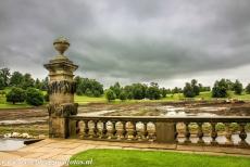 Studley Park - Fountains Abbey - Studley Royal Park en de ruïnes van Fountains Abbey: De renovatie van Studley Lake, een van de meren in Studley Royal Park. De...