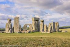 Stonehenge - De Altaar Steen van Stonehenge is een centrale circa vijf meter lange megaliet van zandsteen, de steen stond vroeger overeind, maar...