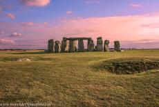 Stonehenge - Stonehenge: Rechts ligt een van de Aubrey Holes en&nbsp;linkst ligt de 'Slaughter Stone'. Deze&nbsp;steen stond vroeger&nbsp;overeind en...