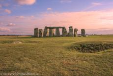 Stonehenge - Stonehenge: Rechts ligt een van de Aubrey Holes en linkst ligt de 'Slaughter Stone'. Deze steen stond vroeger overeind en...