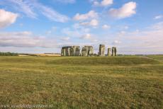 Stonehenge - Rond de staande stenen van Stonehenge ligt een krans van 56 kuilen, de zgn. Aubrey-holes, de kuilen werden genoemd naar de ontdekker...
