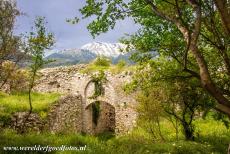 Archeologisch Mystras - De met sneeuw bedekte bergen van het Taygetosgebergte gezien vanuit de oude stad Mystras. Mystras ligt op de hellingen van het Taygetos...