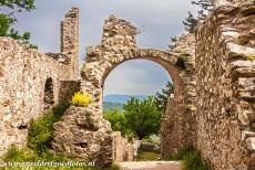 Archeologisch Mystras - Archeologisch Mystras: De restanten van een poort bij het Despotenpaleis van Mystras. In de 14e eeuw werd Mystras de zetel van het Despotaat van...