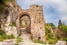 Archeologisch Mystras - Archeologisch Mystras: De Monemvasiapoort ligt halverwege de heuvel, waarop Mystras werd gebouwd. De Bovenstad, de Áno...