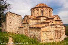 Archeologisch Mystras - Archeologisch Mystras: De Agioi Theodoroi werd in 1295 voltooid, de koepel van de kerk wordt ondersteund door acht bogen. De...