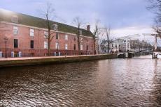 Grachtengordel van Amsterdam - De 17de eeuwse grachtengordel van Amsterdam: De Walter Süskindbrug is een ophaalbrug over de Nieuwe Prinsengracht bij de Hermitage...