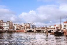 Grachtengordel van Amsterdam - De Blauwbrug over de Amstel. De Blauwbrug werd in 1884 gebouwd van steen en verving een 17de eeuwse houten brug, die was geschilderd...