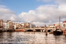 Grachtengordel van Amsterdam - De Blauwbrug over de Amstel. De Blauwbrug werd in 1884 gebouwd van steen en verving een 17de eeuwse houten brug, die was geschilderd...