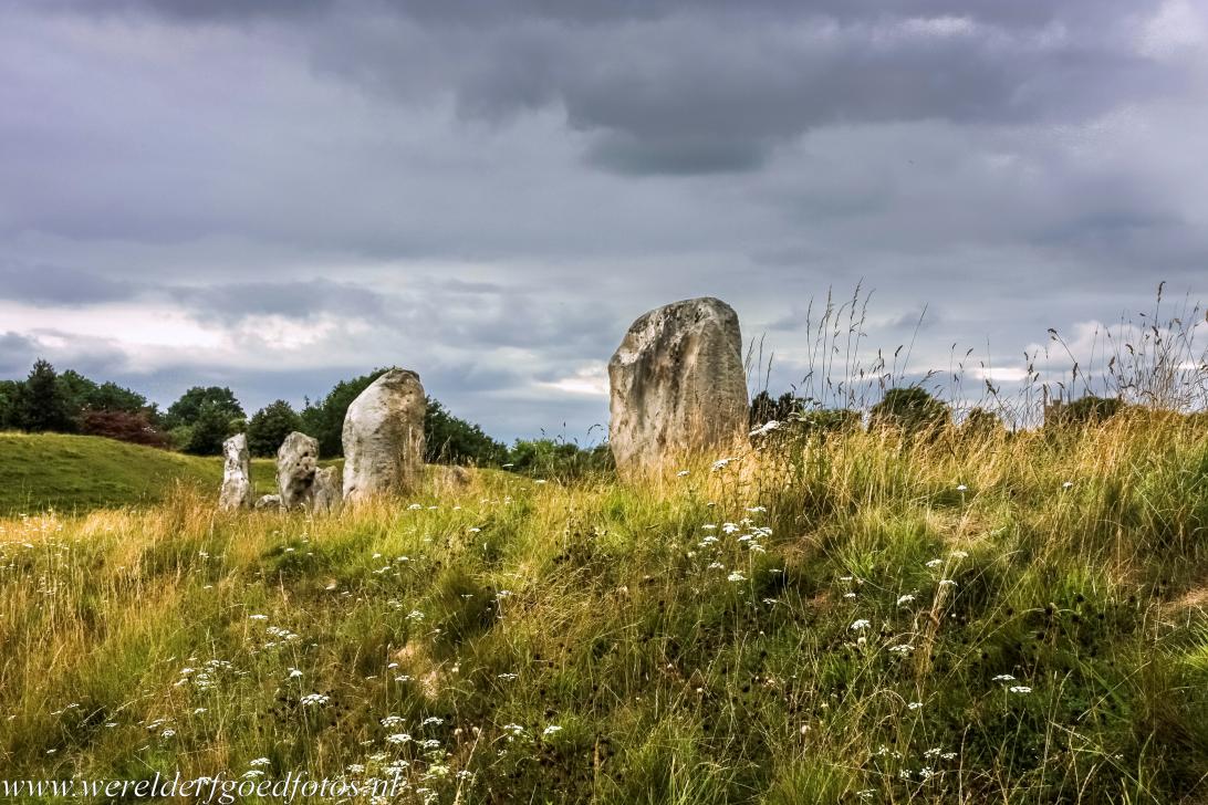  Avebury Stone Circles - The megalithic monument of Avebury is&nbsp;about 5000 years old. Avebury&nbsp;consists of&nbsp;two inner stone circles and&nbsp;a larger outer...