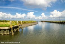 Nederlandse deel van de Waddenzee - Het Noordpoldermudekanaal tussen de kleine haven van Noordpolderzijl en de Waddenzee, het haventje van Noordpolderzijl...