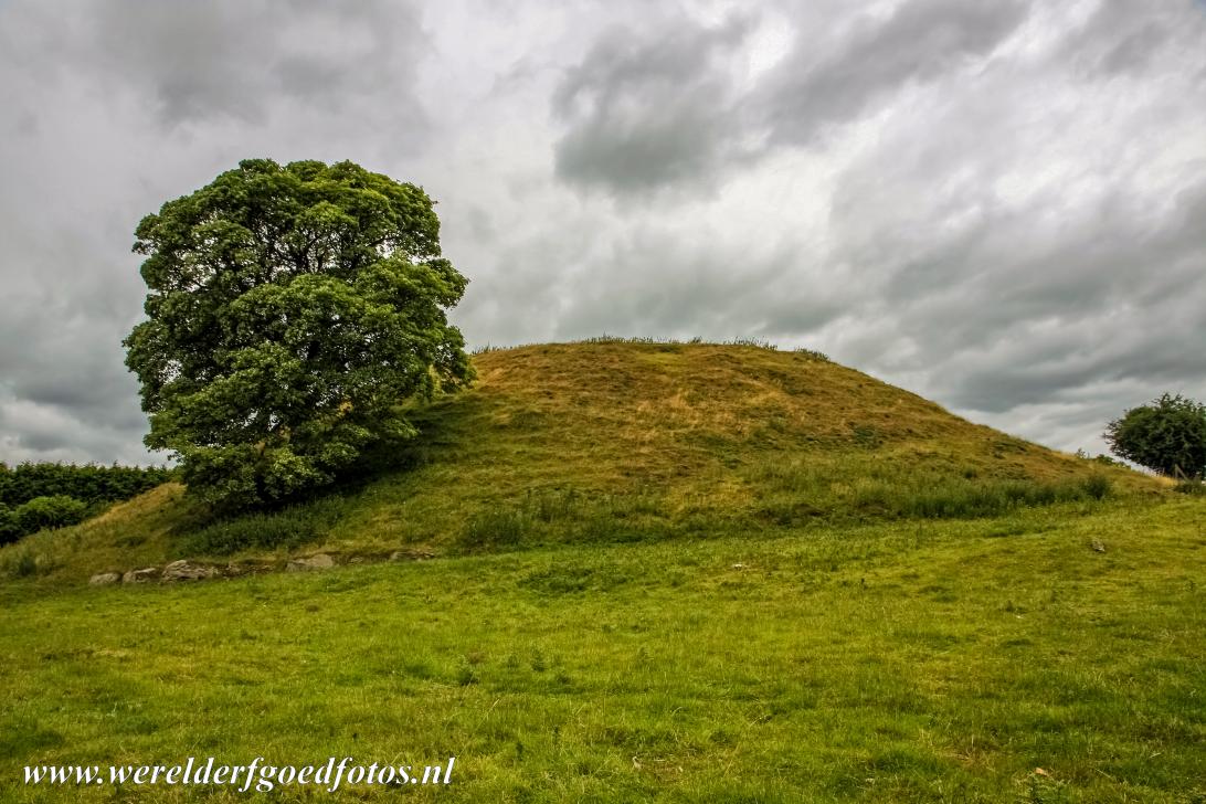 Bend of the Boyne - Dowth - Brú na Bóinne - het archeologisch ensemble van de Bend of the Boyne is het meest mythische landschap van Ierland. De met gras...