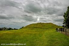 Bend of the Boyne - Dowth - De prehistorische grafheuvel Dowth tijdens het vallen van de avond. Passagegraven waren niet alleen begraafplaatsen, ze hadden meerdere...