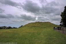 Bend of the Boyne - Dowth - De prehistorische grafheuvel Dowth tijdens het vallen van de avond. Passagegraven waren niet alleen begraafplaatsen, ze hadden meerdere...