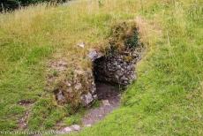 Bend of the Boyne - Dowth - Brú na Bóinne - Archeologisch ensemble van de Bend of the Boyne: Een van de ingangen naar de grafheuvel Dowth. Dowth heeft...