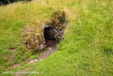 Bend of the Boyne - Dowth - Brú na Bóinne - Archeologisch ensemble van de Bend of the Boyne: Een van de ingangen naar de grafheuvel Dowth. Dowth heeft...