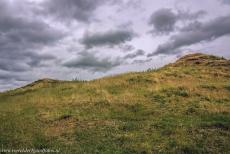 Bend of the Boyne - Dowth - Brú na Bóinne - Archeologisch ensemble van de Bend of the Boyne: De ingezakte top van Dowth is het resultaat van een...