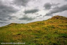 Bend of the Boyne - Dowth - Brú na Bóinne -A rcheologisch ensemble van de Bend of the Boyne: De ingezakte top van Dowth is het resultaat van een...