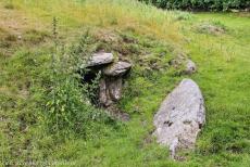 Bend of the Boyne - Dowth - Brú na Bóinne - Archeologisch ensemble van de Bend of the Boyne: De ingang naar een van de twee grafkamers van...