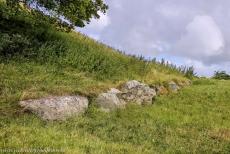 Bend of the Boyne - Dowth - De prehistorische grafheuvel Dowth wordt omgeven door een ring van kransstenen. Dowth vormt samen met de prehistorische grafheuvels...