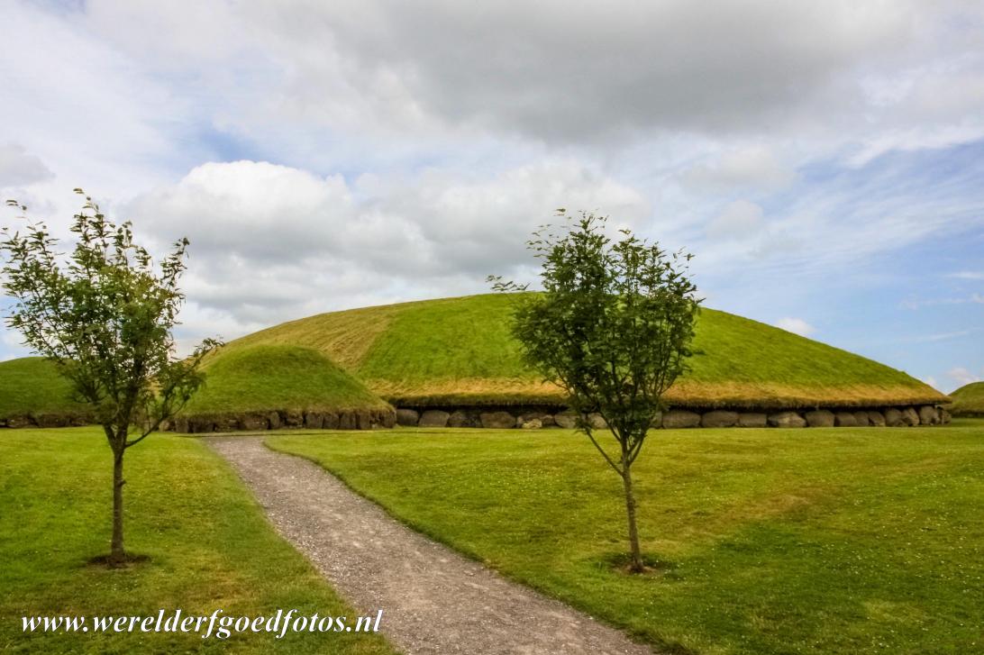 Bend of the Boyne - Knowth - Brú na Bóinne - the archaeological ansemble of the Bend of the Boyne: The Great Mound is the largest passage tomb of... Bend of the Boyne - Knowth - Brú na Bóinne - the archaeological ansemble of the Bend of the Boyne: The Great Mound is the largest passage tomb of...