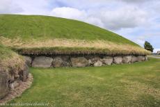 Bend of the Boyne - Knowth - Brú na Bóinne - Archeologisch ensemble van de Bend of the Boyne: Rond de Great Mound, de centrale en grootste grafheuvel van Knowth,...